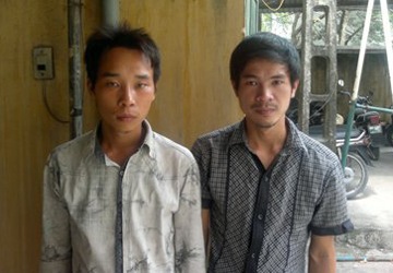 Kẻ cướp khống chế trẻ, dùng kìm cắt dây chuyền - 1 Kẻ cướp khống chế trẻ, dùng kìm cắt dây chuyền - 1
