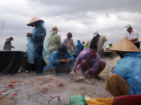 Kéo lưới gần bờ ngày biển động - 5