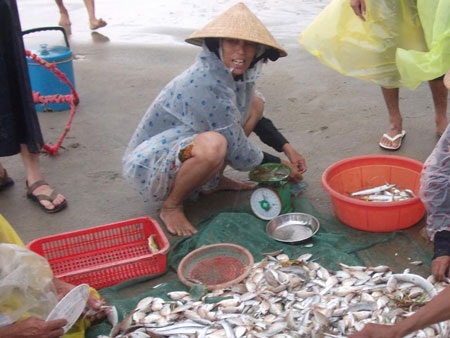 Kéo lưới gần bờ ngày biển động - 6