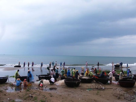 Kéo lưới gần bờ ngày biển động - 1