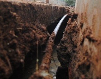 Sạt lở núi, xuất hiện hố sụt lún sâu hơn 10m  - 2