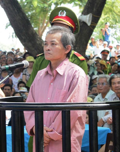 Hàng ngàn người dự phiên xử kẻ giết người không ghê tay - 2