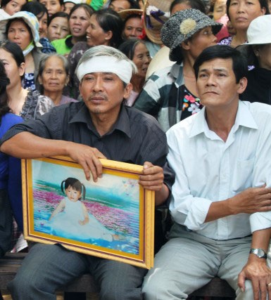 Hàng ngàn người dự phiên xử kẻ giết người không ghê tay - 3