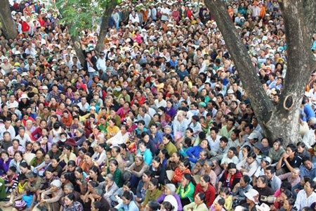 Hàng ngàn người dự phiên xử kẻ giết người không ghê tay - 1