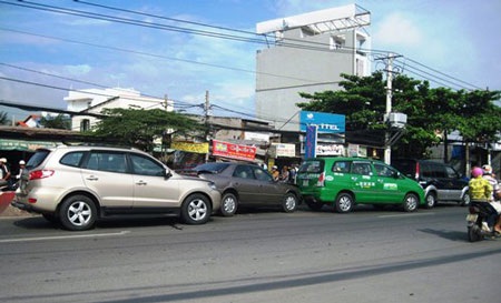 Kẹt xe, 4 ô tô tông nhau liên hoàn - 1