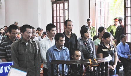 Ba cặp vợ chồng cùng “dính” trọng tội - 1