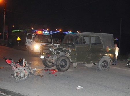 Đối đầu với xe tải, 2 thanh niên tử nạn - 2