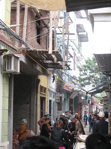 Đang đi đường, cụ bà hơn 70 tuổi bị gạch rơi trúng đầu  - 2