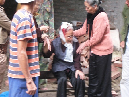 Đang đi đường, cụ bà hơn 70 tuổi bị gạch rơi trúng đầu  - 1