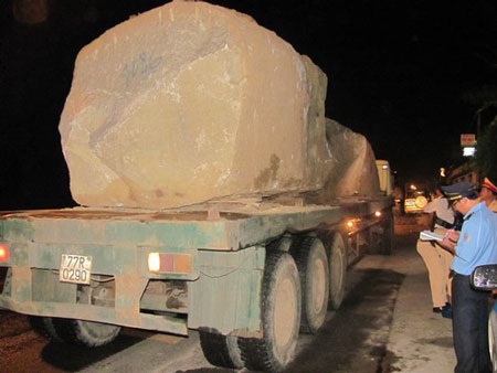 Tạm giữ 6 xe chở đá tảng khổng lồ - 1 Tạm giữ 6 xe chở đá tảng khổng lồ - 1