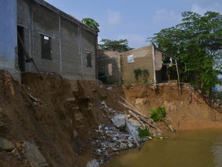 Sông “nuốt gọn” nhà sau lũ - 1 Sông “nuốt gọn” nhà sau lũ - 1