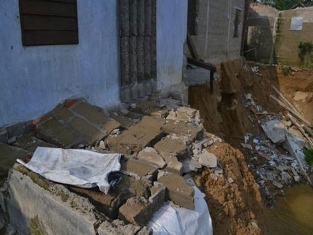 Sông “nuốt gọn” nhà sau lũ - 3 Sông “nuốt gọn” nhà sau lũ - 3