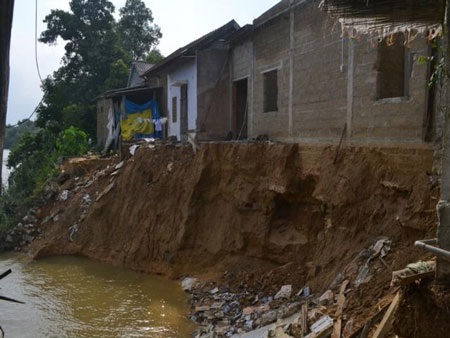 Sông “nuốt gọn” nhà sau lũ - 2 Sông “nuốt gọn” nhà sau lũ - 2