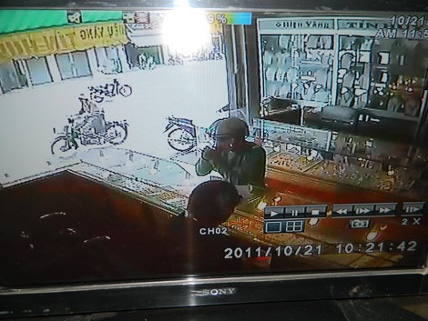 Hé lộ nhiều tình tiết mới trong vụ “thôi miên cướp vàng” - 1