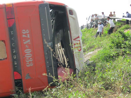 Xe khách gặp nạn, hàng chục hành khách nhập viện - 1