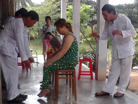 Thêm một kiểu trị bệnh “quái chiêu” - 1 Thêm một kiểu trị bệnh “quái chiêu” - 1