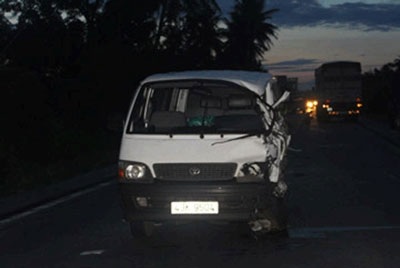 Xe đi ăn cưới gặp nạn, 15 người thoát chết - 1