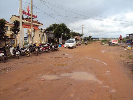 Đẻ rơi trên ô tô vì... tắc đường vào bệnh viện - 2