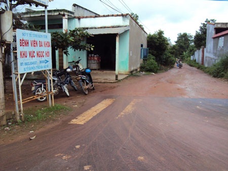 Đẻ rơi trên ô tô vì... tắc đường vào bệnh viện - 1