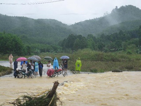 Gần một tuần vẫn chưa tìm thấy thi thể học sinh bị lũ cuốn trôi - 1