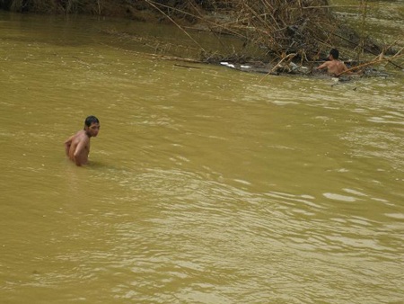 Gần một tuần vẫn chưa tìm thấy thi thể học sinh bị lũ cuốn trôi - 2