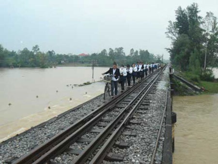 Tránh đường lũ, đôi tình nhân bị tàu tông nguy kịch - 2 Tránh đường lũ, đôi tình nhân bị tàu tông nguy kịch - 2