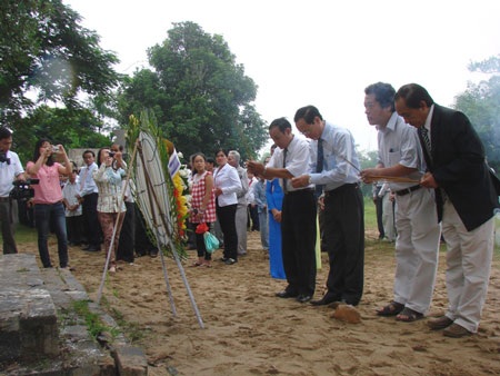 Rơi lệ tưởng nhớ 180 dân thường bị thảm sát cách đây 45 năm - 1