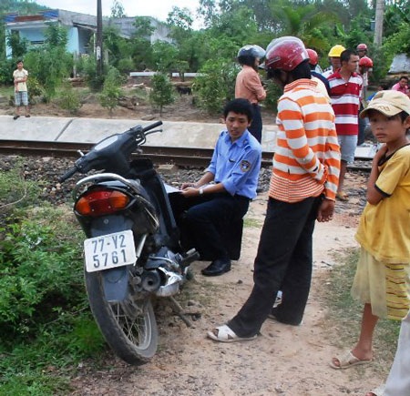 Vượt đường sắt, 2 nữ sinh chết thảm - 2 Vượt đường sắt, 2 nữ sinh chết thảm - 2