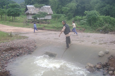 Bé 5 tuổi bị nước cuốn trôi vào cống chết đuối - 1