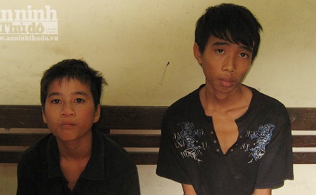 Nhóm “Kung fu” đạp gãy lan can sắt hồ Tây sa lưới - 3 Nhóm “Kung fu” đạp gãy lan can sắt hồ Tây sa lưới - 3