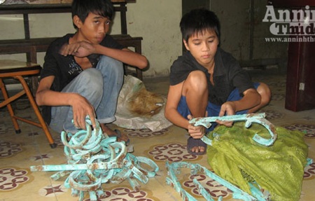 Nhóm “Kung fu” đạp gãy lan can sắt hồ Tây sa lưới - 4 Nhóm “Kung fu” đạp gãy lan can sắt hồ Tây sa lưới - 4