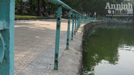 Nhóm “Kung fu” đạp gãy lan can sắt hồ Tây sa lưới - 1 Nhóm “Kung fu” đạp gãy lan can sắt hồ Tây sa lưới - 1