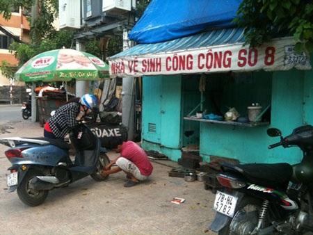 Khổ vì nhà vệ sinh công cộng bị “hoán đổi” - 1 Khổ vì nhà vệ sinh công cộng bị “hoán đổi” - 1