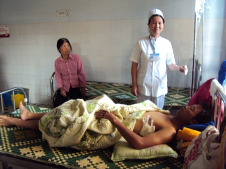 Trưởng công an xã bị côn đồ đâm trọng thương - 1