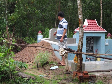 Xới tung mộ một cụ bà để... tìm vàng - 1 Xới tung mộ một cụ bà để... tìm vàng - 1