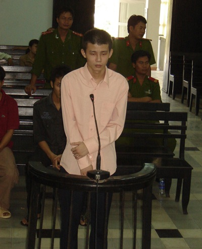 Hoãn xử bị cáo đang thụ án vẫn hiếp dâm, giết người - 1 Hoãn xử bị cáo đang thụ án vẫn hiếp dâm, giết người - 1