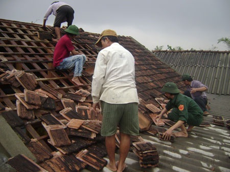 Lốc xoáy bất ngờ thổi tốc mái 23 nhà dân  - 1 Lốc xoáy bất ngờ thổi tốc mái 23 nhà dân  - 1