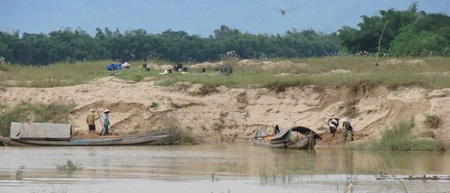 Lũ về lại lo… “cát tặc” - 5