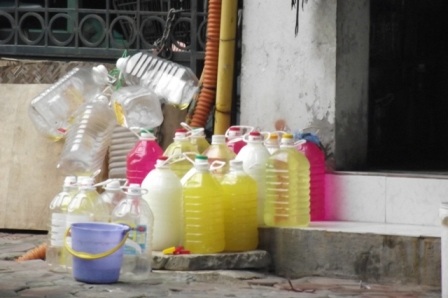 Nước rửa chén đóng can, dùng xong là đi tong! - 1 Nước rửa chén đóng can, dùng xong là đi tong! - 1