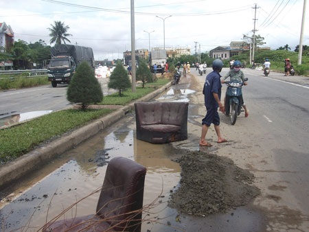 Sập “ổ voi”, xe tải lật trên quốc lộ  - 2