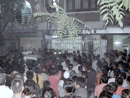 Cả trăm người bao vây, phá phách nhà con nợ trên 100 tỉ - 1 Cả trăm người bao vây, phá phách nhà con nợ trên 100 tỉ - 1