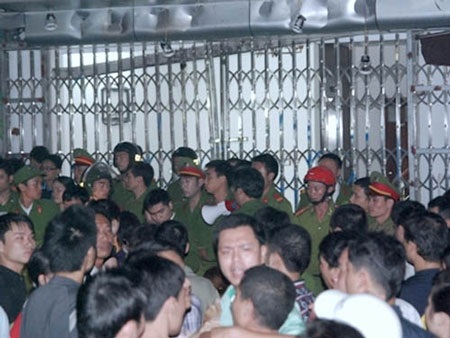 Cả trăm người bao vây, phá phách nhà con nợ trên 100 tỉ - 2 Cả trăm người bao vây, phá phách nhà con nợ trên 100 tỉ - 2