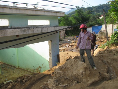 Hơn trăm người lâm cảnh “màn trời chiếu đất”  - 2