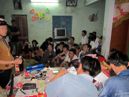 Đánh sập sới bạc của các “kỳ nữ” triệu phú - 1 Đánh sập sới bạc của các “kỳ nữ” triệu phú - 1