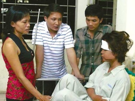 Hai sinh viên nửa đêm mượn tiền cứu người dưng - 1 Hai sinh viên nửa đêm mượn tiền cứu người dưng - 1