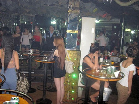 Trác táng ở khu Tên Lửa: Rầm rộ... xử phạt hành chính! - 2 Trác táng ở khu Tên Lửa: Rầm rộ... xử phạt hành chính! - 2