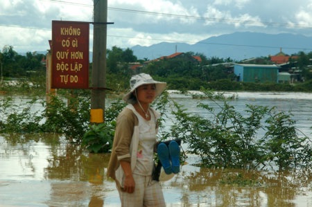 Gào thét tìm con giữa dòng nước dữ - 1 Gào thét tìm con giữa dòng nước dữ - 1