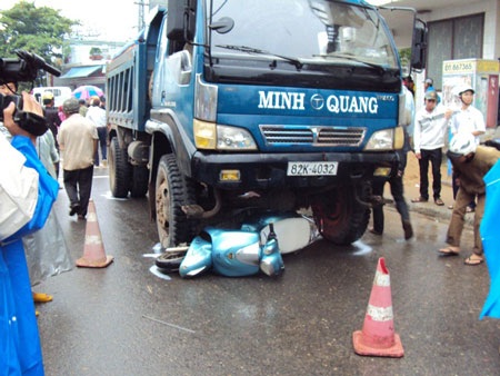 Học sinh lớp 12 bị xe tải tông chết - 1 Học sinh lớp 12 bị xe tải tông chết - 1