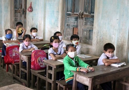 Gần 200 học sinh đeo khẩu trang trong lớp học - 1 Gần 200 học sinh đeo khẩu trang trong lớp học - 1