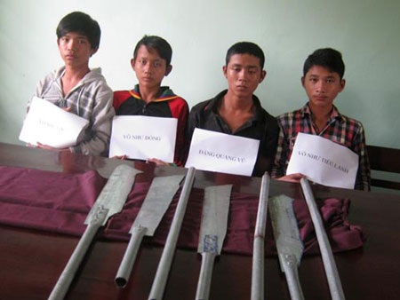 Bắt nhóm 9X tự xưng là “đàn em Lê Văn Luyện” - 1 Bắt nhóm 9X tự xưng là “đàn em Lê Văn Luyện” - 1